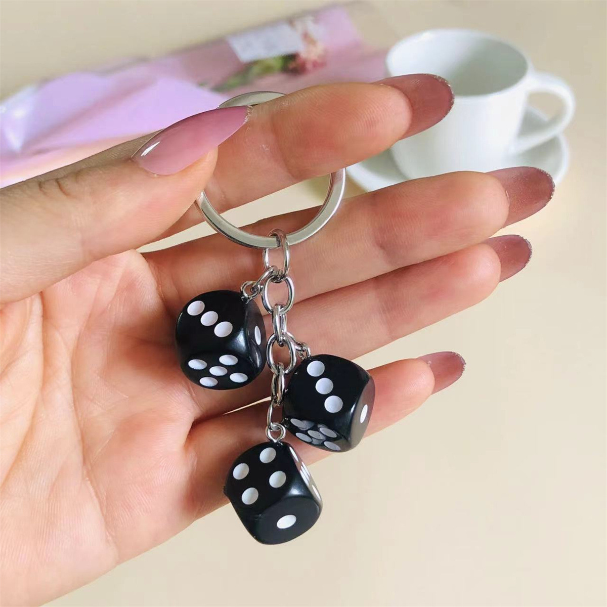 Cute 3D Dice Keychain Gaming R - Gaming Accessories Gifts For Men recension och pris